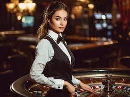 Baccarat dengan kartu yang dibagikan dealer
